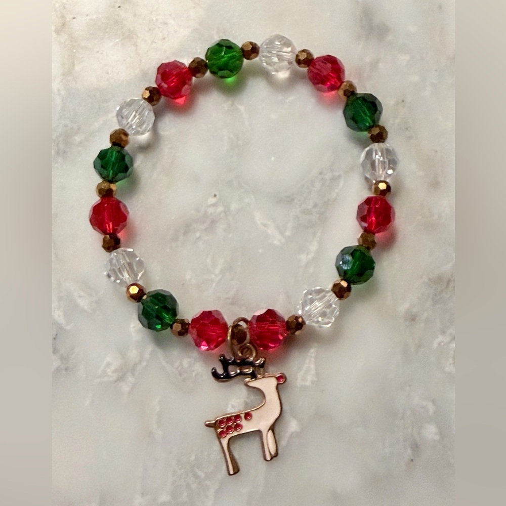 Holiday Reindeer Charm Bracelet – Festive Red, Green & Gold Beaded Accent